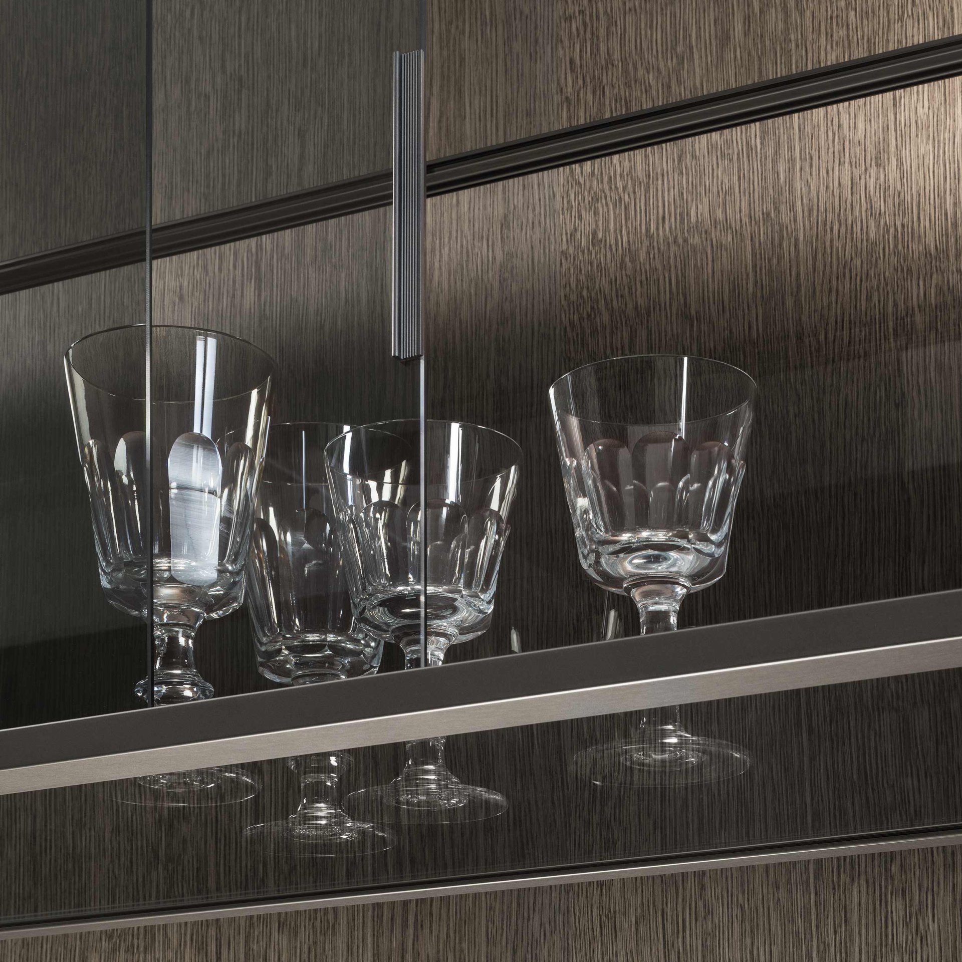 Zenit suspended showcase in tempered glass detail